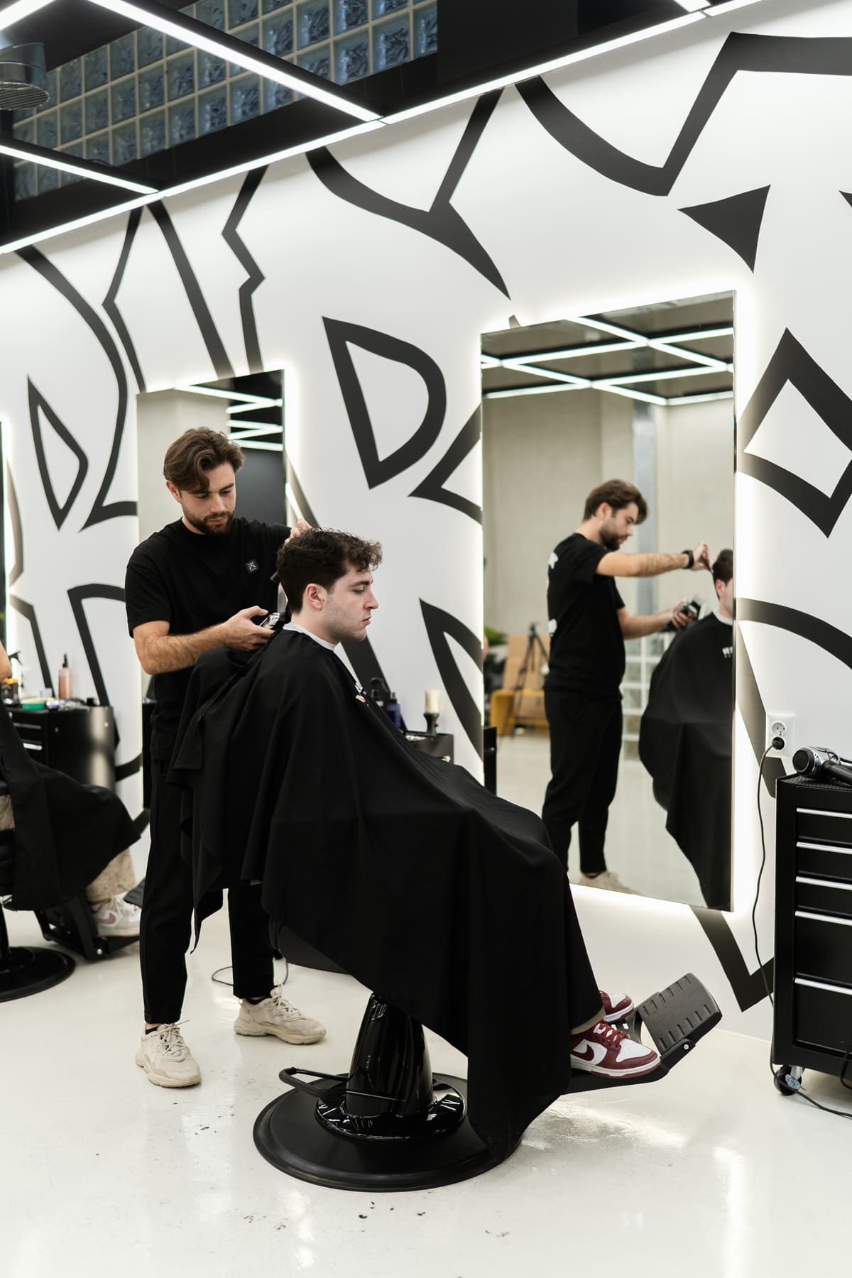 Barber κουρεύει πελάτη στο My Barber Shop