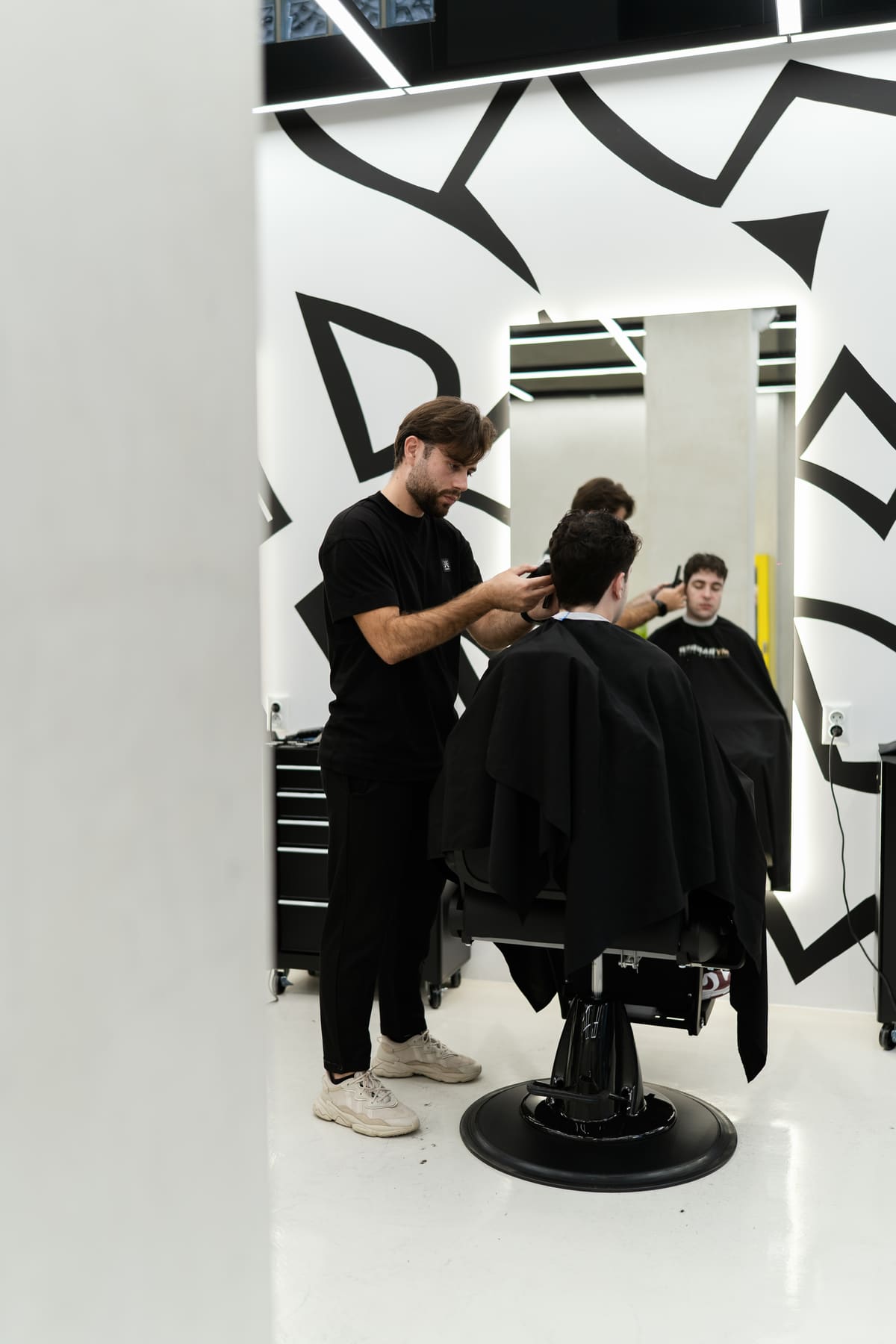 Barber στη δουλειά μπροστά στον καθρέφτη