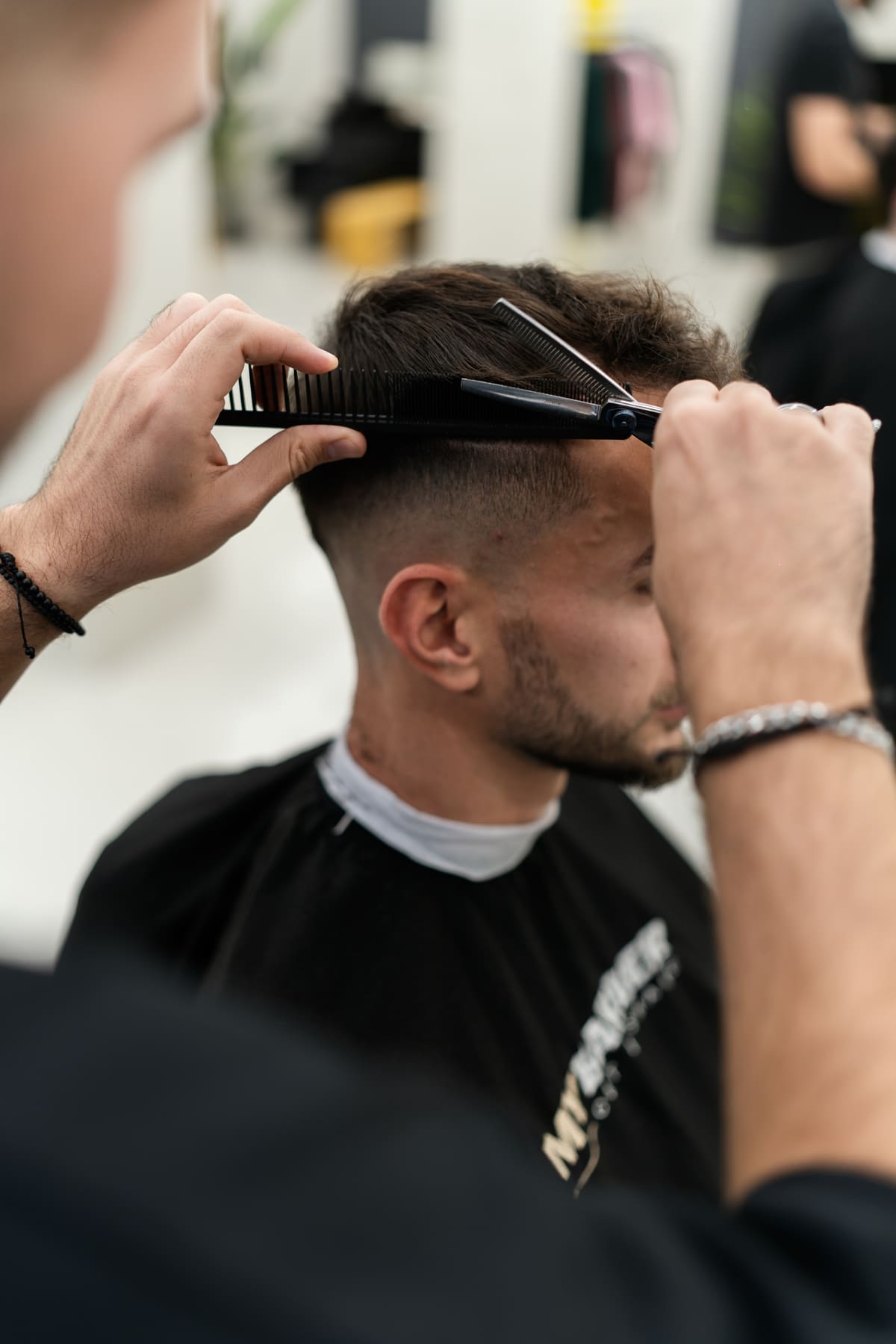 Κούρεμα με ψαλίδι και χτένα στο My Barber