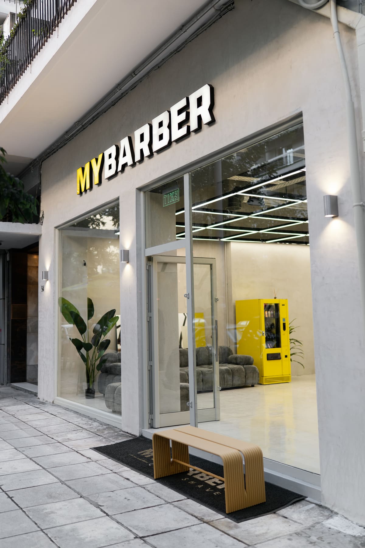 Η πρόσοψη του My Barber Shop στη Θεσσαλονίκη με την ταμπέλα MY BARBER