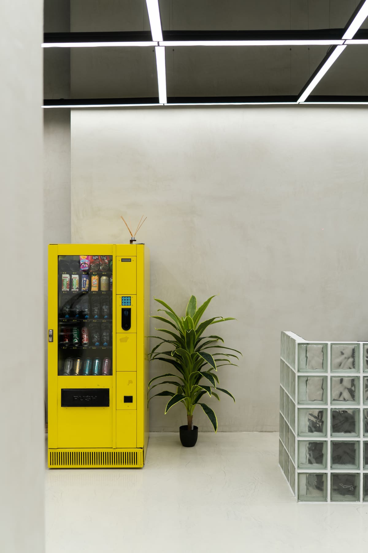 Το κίτρινο vending machine